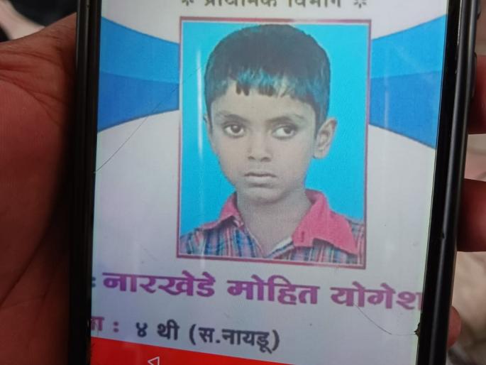 File a case on the death of a child due to the collapse of the protective wall of the school | शाळेची संरक्षक भिंत कोसळून मुलाचा मृत्यू , कुटूंबियांचा एकच आक्रोश File a case on the death of a child due to the collapse of the protective wall of the school | शाळेची संरक्षक भिंत कोसळून मुलाचा मृत्यू , कुटूंबियांचा एकच आक्रोश