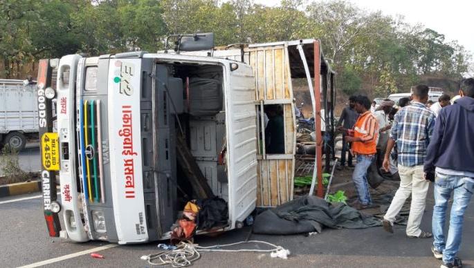 In Wardha district, a truck full of oxen was overturned | वर्धा जिल्ह्यात बैलांनी भरलेला ट्रक उलटला; १६ मृत्युमुखी In Wardha district, a truck full of oxen was overturned | वर्धा जिल्ह्यात बैलांनी भरलेला ट्रक उलटला; १६ मृत्युमुखी