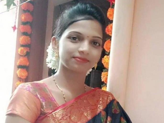 Woman dies after her saree gets caught in tractor's blower rod | साडीचा पदर ट्रॅक्टरच्या ब्लोअर राॅडमध्ये अडकून डाळिंब झाडांना स्लरी सोडणाऱ्या महिलेचा मृत्यू