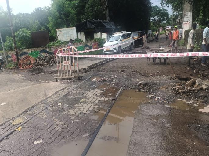 The road repair work on the railway track is underway | रेल्वे रुळावरील रस्त्याच्या दुरुस्तीचे काम सुरू The road repair work on the railway track is underway | रेल्वे रुळावरील रस्त्याच्या दुरुस्तीचे काम सुरू