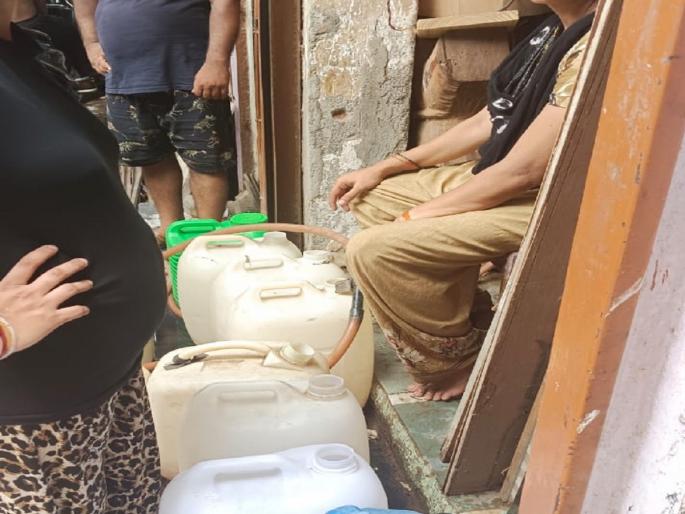 Residents in Juhu Koliwada are fighting for water  | जुहू कोळीवाड्यात पाण्यासाठी रहिवाशांची वणवण  Residents in Juhu Koliwada are fighting for water  | जुहू कोळीवाड्यात पाण्यासाठी रहिवाशांची वणवण