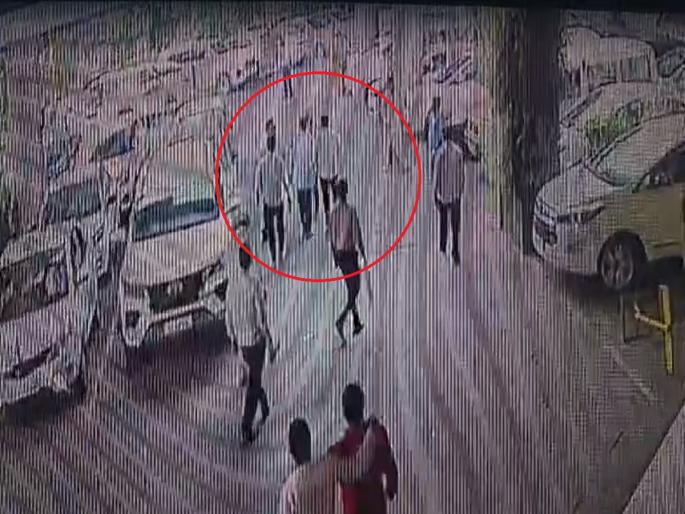Former BJP corporator's husband beaten builder, cctv viral | भाजपच्या माजी नगरसेविकेच्या पतीचा पिंपरी महापालिकेत राडा, बिल्डरला लाथा-बुक्क्यांनी मारहाण Former BJP corporator's husband beaten builder, cctv viral | भाजपच्या माजी नगरसेविकेच्या पतीचा पिंपरी महापालिकेत राडा, बिल्डरला लाथा-बुक्क्यांनी मारहाण