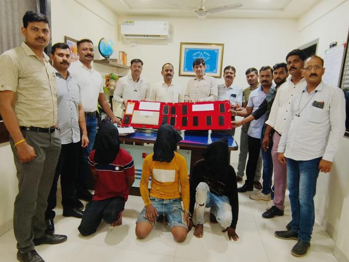 Three thieves were arrested, mobile laptops worth three lakhs were seized | तीन चोरट्यांना अटक, सव्वा तीन लाखांचे मोबाईल लॅपटॉप केले जप्त Three thieves were arrested, mobile laptops worth three lakhs were seized | तीन चोरट्यांना अटक, सव्वा तीन लाखांचे मोबाईल लॅपटॉप केले जप्त