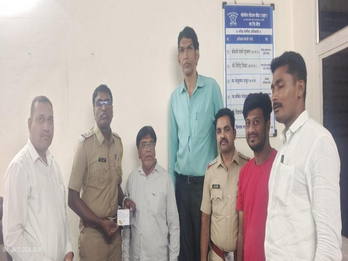 thief stole gold biscuits worth four and a half lakhs, police recovered and returned them to the complainant | चोरट्याने साडेचार लाखांचे सोन्याचे बिस्कीट चोरले, पोलिसांनी ते शोधून तक्रारदाराला परत केले thief stole gold biscuits worth four and a half lakhs, police recovered and returned them to the complainant | चोरट्याने साडेचार लाखांचे सोन्याचे बिस्कीट चोरले, पोलिसांनी ते शोधून तक्रारदाराला परत केले