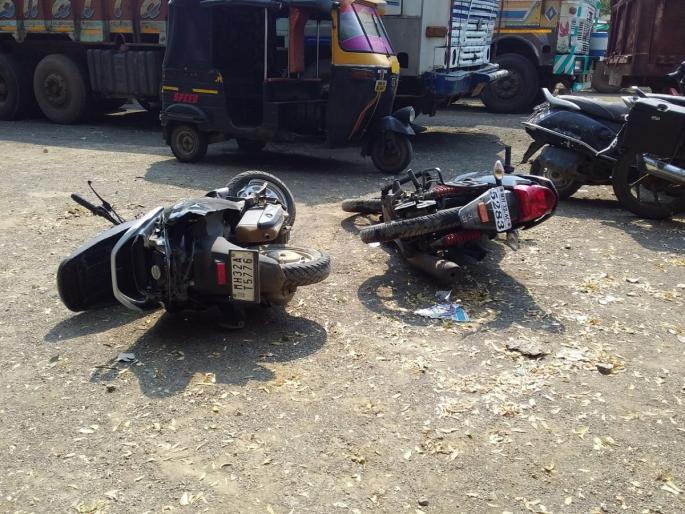Two bikes collided, two killed, third seriously injured | दोन दूचाकींची धडक, दोघे ठार, तिसरा गंभीर Two bikes collided, two killed, third seriously injured | दोन दूचाकींची धडक, दोघे ठार, तिसरा गंभीर