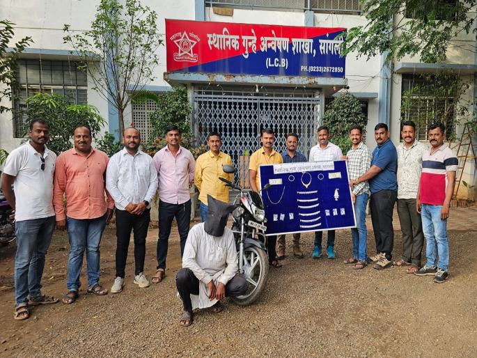 He came to sell the stolen goods and got caught in the police net | घरफोडीतील माल विकण्यासाठी आला अन पोलिसांच्या जाळ्यात अडकला He came to sell the stolen goods and got caught in the police net | घरफोडीतील माल विकण्यासाठी आला अन पोलिसांच्या जाळ्यात अडकला