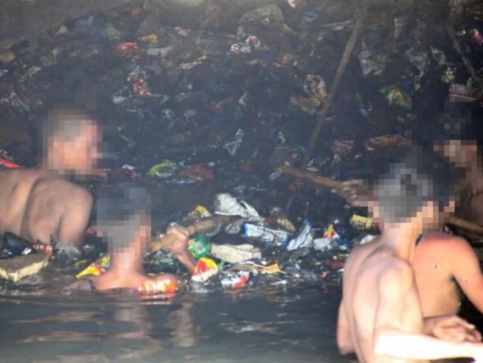 Nalesfai in Thane joins child laborers; MNS allegation | ठाण्यातील नालेसफाईला बालकामगारांना जुंपले; मनसेचा आरोप Nalesfai in Thane joins child laborers; MNS allegation | ठाण्यातील नालेसफाईला बालकामगारांना जुंपले; मनसेचा आरोप