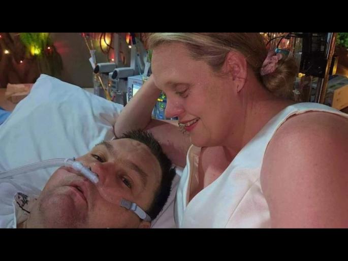 Girlfriend married to dying lover in ICU this love story will make you Emotional | मृत्यू होणार हे माहीत होतं तरी प्रेयसीने केलं लग्न, लग्नानंतर काही दिवसातच प्रियकराचं निधन Girlfriend married to dying lover in ICU this love story will make you Emotional | मृत्यू होणार हे माहीत होतं तरी प्रेयसीने केलं लग्न, लग्नानंतर काही दिवसातच प्रियकराचं निधन