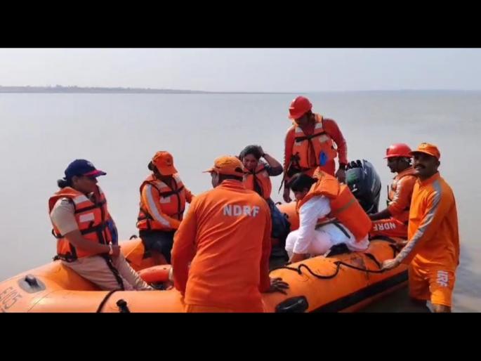 The sunken boat was found 17 hours later; The search for the six drowned people continues | माेठी बातमी; उजनीत बुडालेली बोट १७ तासानंतर सापडली; बुडालेल्या सहा जणांचा शोध सुरूच The sunken boat was found 17 hours later; The search for the six drowned people continues | माेठी बातमी; उजनीत बुडालेली बोट १७ तासानंतर सापडली; बुडालेल्या सहा जणांचा शोध सुरूच