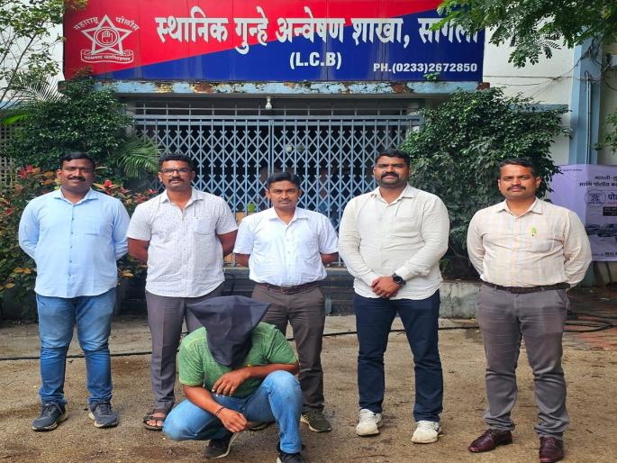 Shedgewadi Saraf shop robbery, Karnataka thief arrested in Kupwad | शेडगेवाडी सराफ दुकानातील चोरीचा छडा, कर्नाटकातील चोरट्यास कुपवाडमध्ये अटक Shedgewadi Saraf shop robbery, Karnataka thief arrested in Kupwad | शेडगेवाडी सराफ दुकानातील चोरीचा छडा, कर्नाटकातील चोरट्यास कुपवाडमध्ये अटक