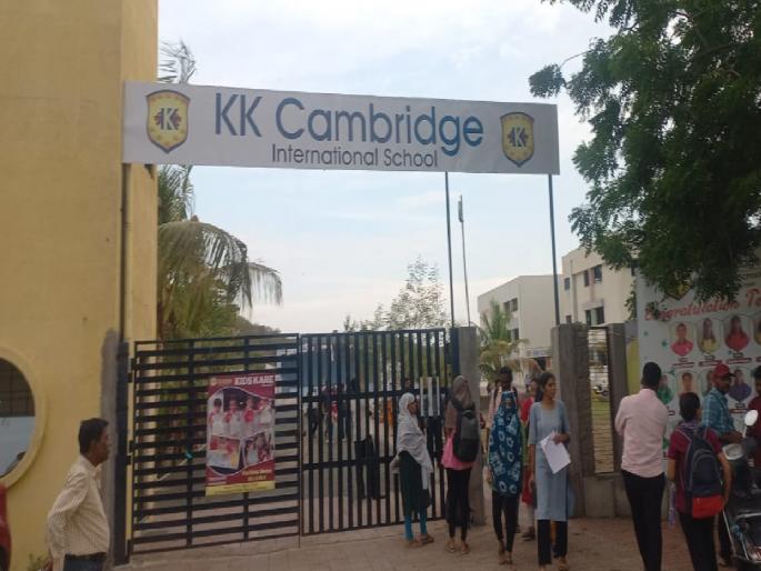 Desk of KG students for appearing in NET exam for PG candidates | पीजी'च्या परीक्षार्थींना 'नेट'च्या परीक्षेत बसायला 'केजी'च्या विद्यार्थांचा डेस्क Desk of KG students for appearing in NET exam for PG candidates | पीजी'च्या परीक्षार्थींना 'नेट'च्या परीक्षेत बसायला 'केजी'च्या विद्यार्थांचा डेस्क