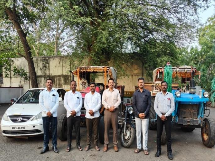 four accused arrested for disposed of stolen tractor | चोरीच्या ट्रॅक्टरची विल्हेवाट लावणाऱ्या चौघांच्या पोलिसांनी आवळल्या मुसक्या four accused arrested for disposed of stolen tractor | चोरीच्या ट्रॅक्टरची विल्हेवाट लावणाऱ्या चौघांच्या पोलिसांनी आवळल्या मुसक्या