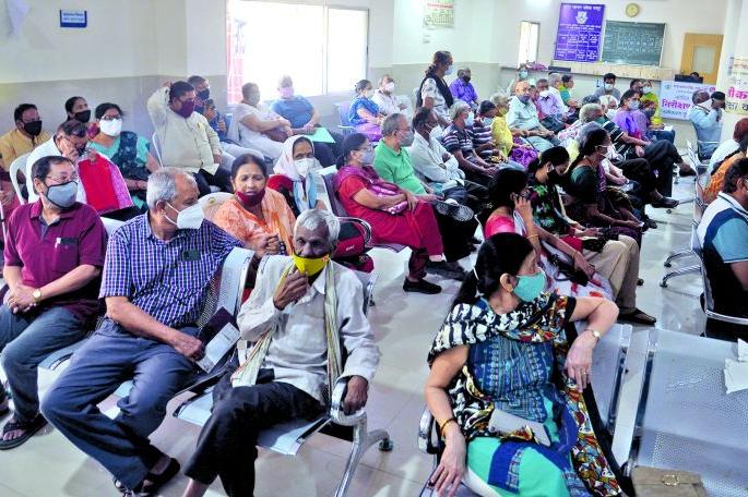 Grandpa who came at 8 o'clock is still in line at 1.30 o'clock! | ८ वाजता आलेलेे आजोबा १.३० वाजताही रांगेतच !