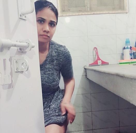 Currently in discussion! A single parent sitting with the toilet door open ... | सध्या चर्चेत! टॉयलेटचा दरवाजा उघडून बसलेली एकल पालक आई...