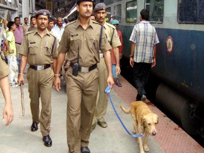 Action campaign against people carrying flammable substances in trains | रेल्वेगाड्यांमध्ये ज्वलनशिल पदार्थ नेणाऱ्यांविरुद्ध कारवाईची मोहिम Action campaign against people carrying flammable substances in trains | रेल्वेगाड्यांमध्ये ज्वलनशिल पदार्थ नेणाऱ्यांविरुद्ध कारवाईची मोहिम