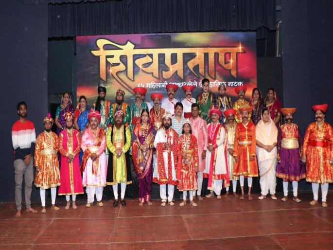 'Shivapratap' of 40 women paying homage to Shivaji maharaj | शिवरायांना मानवंदना देणारे ४० महिलांचे 'शिवप्रताप' 'Shivapratap' of 40 women paying homage to Shivaji maharaj | शिवरायांना मानवंदना देणारे ४० महिलांचे 'शिवप्रताप'