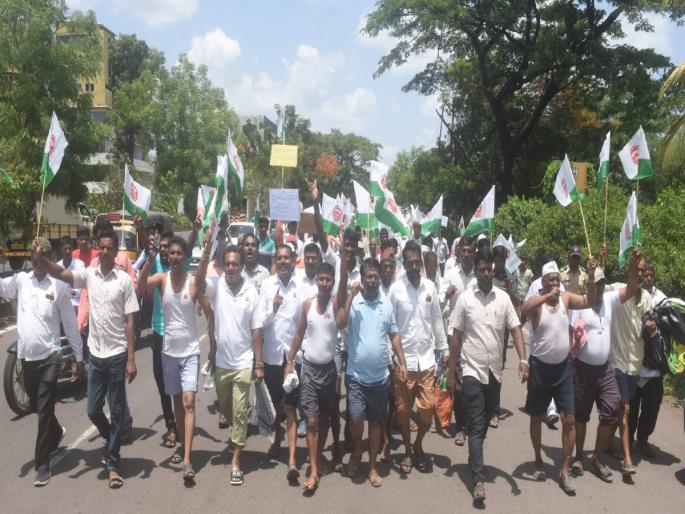 Swabhimani march for the demands of grape and currant producers | द्राक्ष, बेदाणा उत्पादकांच्या मागणीसाठी 'स्वाभिमानी'चा चड्डी मोर्चा