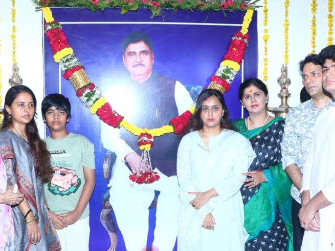 Crowds gathered to greet the people's leader Gopinath Munde, the entire Munde family also bowed down | लोकनेते गोपीनाथ मुंडे यांना अभिवादन करण्यासाठी गर्दी, संपूर्ण मुंडे कुटुंबही झाले नतमस्तक Crowds gathered to greet the people's leader Gopinath Munde, the entire Munde family also bowed down | लोकनेते गोपीनाथ मुंडे यांना अभिवादन करण्यासाठी गर्दी, संपूर्ण मुंडे कुटुंबही झाले नतमस्तक