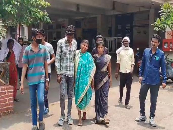 The 'medical' doctor slaps patient's mother | ‘मेडिकल’ डाॅक्टरने रुग्णााच्या आईला लावली कानशिलात The 'medical' doctor slaps patient's mother | ‘मेडिकल’ डाॅक्टरने रुग्णााच्या आईला लावली कानशिलात