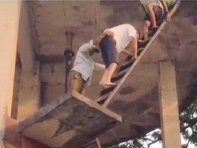 A unique movement of former corporators in Sawantwadi, climbed the tank for citizens' water issue | सावंतवाडीत माजी नगरसेवकांचे अनोखे आंदोलन, नागरिकांच्या पाणी प्रश्नासाठी टाकीवर चढले A unique movement of former corporators in Sawantwadi, climbed the tank for citizens' water issue | सावंतवाडीत माजी नगरसेवकांचे अनोखे आंदोलन, नागरिकांच्या पाणी प्रश्नासाठी टाकीवर चढले