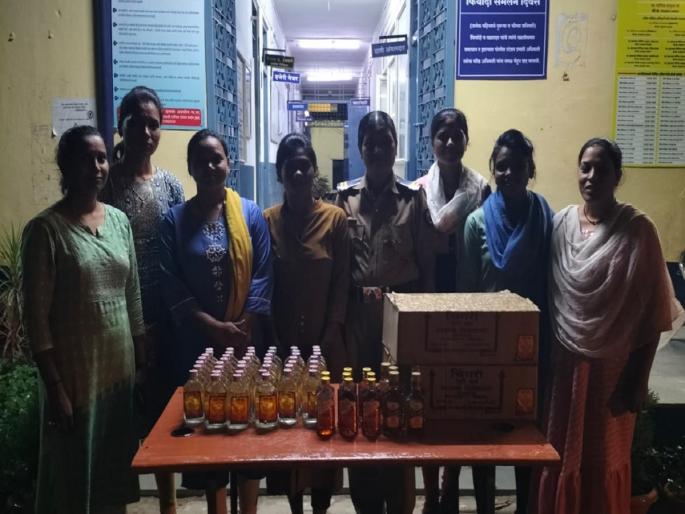Teams of Women Police Officers raid liquor dens, activities of Cantonment Police Station | महिला पोलिस अंमलदारांच्या पथकांची दारू अड्ड्यावर छापेमारी, छावणी पोलिस ठाण्याचा उपक्रम Teams of Women Police Officers raid liquor dens, activities of Cantonment Police Station | महिला पोलिस अंमलदारांच्या पथकांची दारू अड्ड्यावर छापेमारी, छावणी पोलिस ठाण्याचा उपक्रम