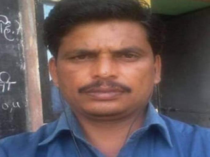 A bike hit a tree; Death of a teacher | दुचाकीची झाडाला धडक; शिक्षकाचा मृत्यू A bike hit a tree; Death of a teacher | दुचाकीची झाडाला धडक; शिक्षकाचा मृत्यू