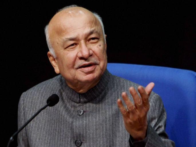 Maharashtra Election 2019 No question of going with Shiv Sena, philosophy is entirely different: Sushilkumar Shinde | महाराष्ट्र निवडणूक 2019 : काँग्रेसने शिवसेनेसोबत जाऊ नये - सुशीलकुमार शिंदे