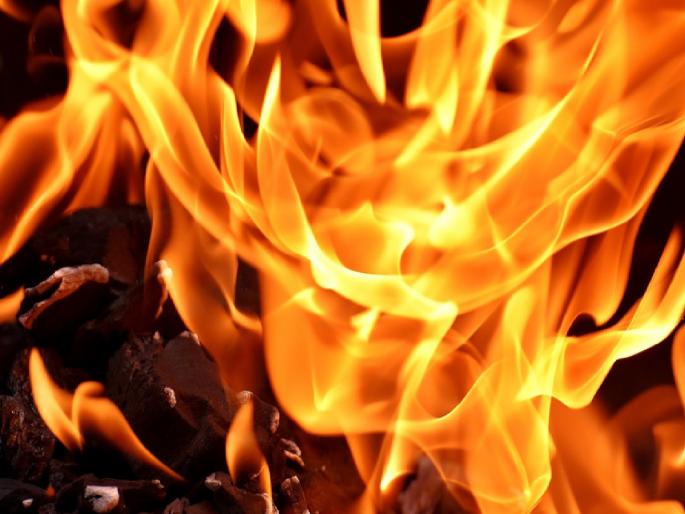 40 lakhs loss in shop fire | दुकानाला लागलेल्या आगीत सुमारे 40 लाखाचे नुकसान 40 lakhs loss in shop fire | दुकानाला लागलेल्या आगीत सुमारे 40 लाखाचे नुकसान