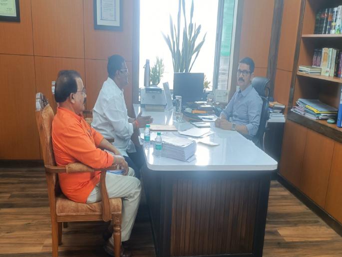 Evidence submitted to Vishwas Nangre Patal in case of embezzlement in road works | रस्ते कामातील अपहारप्रकरणी विश्वास नांगरे पाटलांकडे केले पुरावे सादर Evidence submitted to Vishwas Nangre Patal in case of embezzlement in road works | रस्ते कामातील अपहारप्रकरणी विश्वास नांगरे पाटलांकडे केले पुरावे सादर