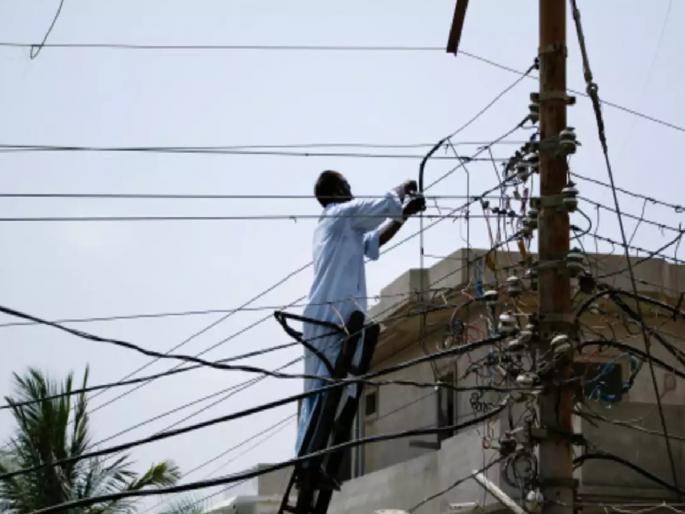 Action taken against 16 electricity thieves in the district, fine of 24 lakhs: Bharari squad on 'alert mode' | जिल्ह्यात १६ वीज चोरट्यांवर धडक कारवाई, २४ लाखांचा दंड : भरारी पथक ‘अलर्ट मोड’वर Action taken against 16 electricity thieves in the district, fine of 24 lakhs: Bharari squad on 'alert mode' | जिल्ह्यात १६ वीज चोरट्यांवर धडक कारवाई, २४ लाखांचा दंड : भरारी पथक ‘अलर्ट मोड’वर