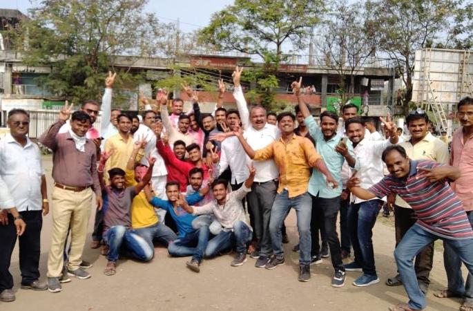 Mahavikas Aghadi's firecrackers in Chalisgaon | चाळीसगावच्या भावकीत महाविकास आघाडीचे फटाके Mahavikas Aghadi's firecrackers in Chalisgaon | चाळीसगावच्या भावकीत महाविकास आघाडीचे फटाके