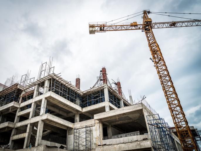 Claims related to the construction sector downturn in Solapur; A change in the bread of the laborers! | सोलापुरात बांधकाम क्षेत्रातील मंदीबाबत दावे-प्रतिदावे; मजुरांच्या रोजीरोटीवर गंडांतर ! Claims related to the construction sector downturn in Solapur; A change in the bread of the laborers! | सोलापुरात बांधकाम क्षेत्रातील मंदीबाबत दावे-प्रतिदावे; मजुरांच्या रोजीरोटीवर गंडांतर !