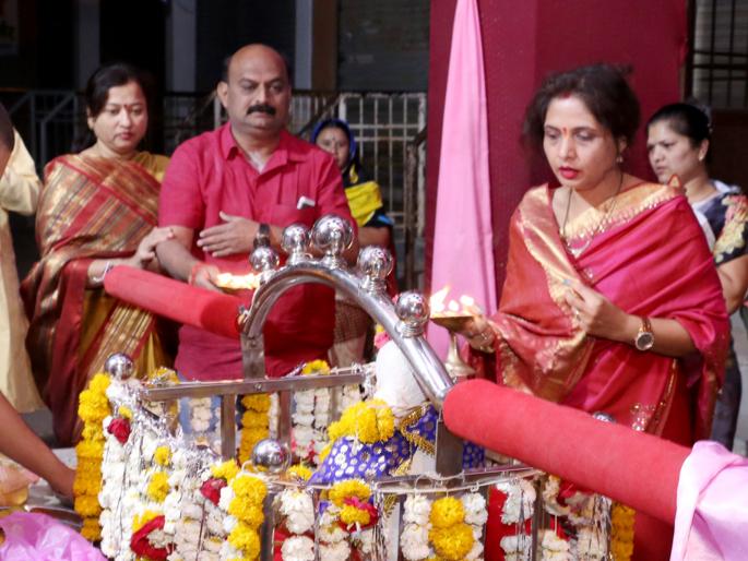 Vaijaparanangarai sarikaranam lena! | अवघी वैजापूरनगरी साईचरणी लीन! Vaijaparanangarai sarikaranam lena! | अवघी वैजापूरनगरी साईचरणी लीन!