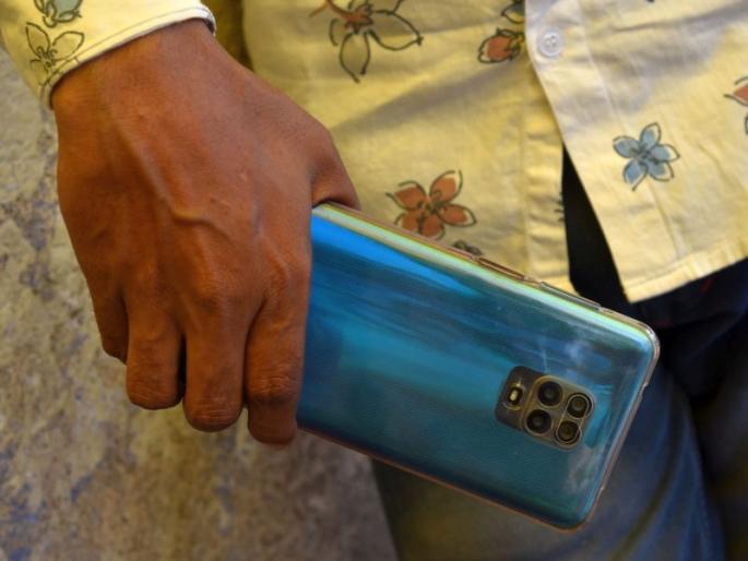 They do not fit in the hand, nor do they fit in the pocket | ना हातात बसतात, ना खिशात मावतात, असे माेबाइल चाेरट्यांना साेयीचे ठरतात They do not fit in the hand, nor do they fit in the pocket | ना हातात बसतात, ना खिशात मावतात, असे माेबाइल चाेरट्यांना साेयीचे ठरतात