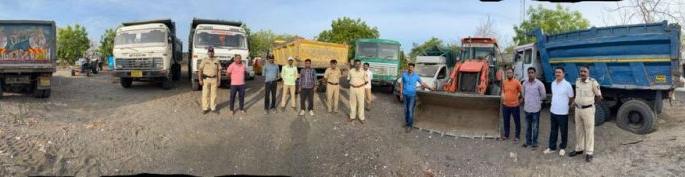 7 dumpers caught stealing sand from Tapi river | तापी नदीतून वाळू चोरणारे ७ डंपर पकडले 7 dumpers caught stealing sand from Tapi river | तापी नदीतून वाळू चोरणारे ७ डंपर पकडले