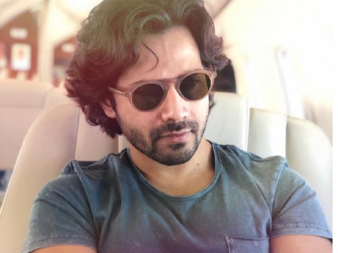 varun dhawan funny post after watching girlfriend natasha dalal poses with family | वरूण धवनचा जळफळाट! म्हणे,माझ्या आईवडिलांनी मला सोडले अन् तिला दत्तक घेतले!! varun dhawan funny post after watching girlfriend natasha dalal poses with family | वरूण धवनचा जळफळाट! म्हणे,माझ्या आईवडिलांनी मला सोडले अन् तिला दत्तक घेतले!!