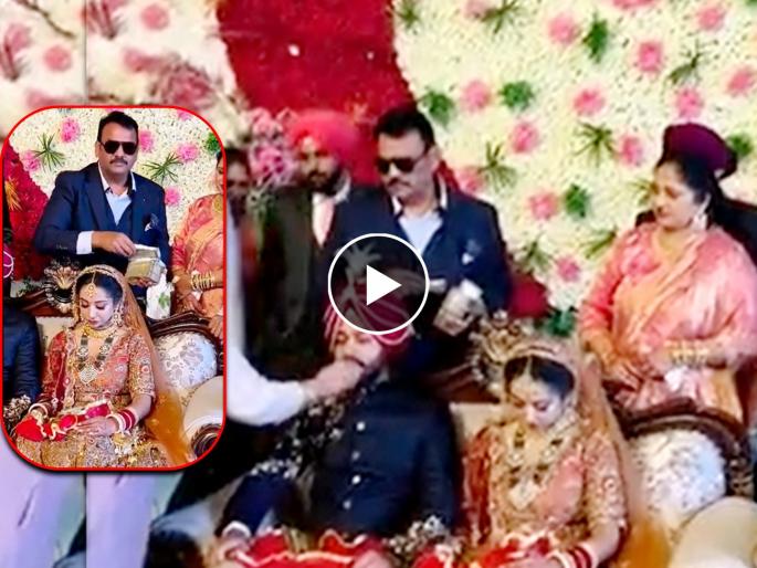 Rich relative gives bundle of notes to bride on jaymala video goes viral | VIDEO : नवरीवर नोटांची नाही तर बंडलांची केली 'बरसात', व्हायरल झाला 'श्रीमंत नातेवाईक' Rich relative gives bundle of notes to bride on jaymala video goes viral | VIDEO : नवरीवर नोटांची नाही तर बंडलांची केली 'बरसात', व्हायरल झाला 'श्रीमंत नातेवाईक'