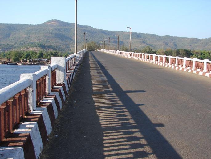 Amber Bridge open to traffic; Citizens breathed a sigh of relief | आंबेत पूल वाहतुकीस खुला; नागरिकांनी सुटकेचा नि:श्वास सोडला