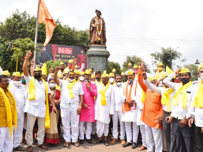 Dhangar Reservation Meeting held at Kolhapur, Demand for One unity | राजकारणाचे जोडे बाहेर, आरक्षणासाठी धनगर सारा एक; ३२ पोटशाखा एका झेंड्याखाली