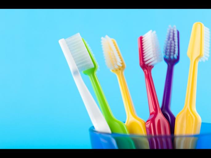 Toothbrush care tips to keep it clean and safe | आई, बाबा, बंटी, बबली सगळ्यांचे टूथब्रश एकत्रच ठेवता का? वेळीच व्हा सावध... Toothbrush care tips to keep it clean and safe | आई, बाबा, बंटी, बबली सगळ्यांचे टूथब्रश एकत्रच ठेवता का? वेळीच व्हा सावध...