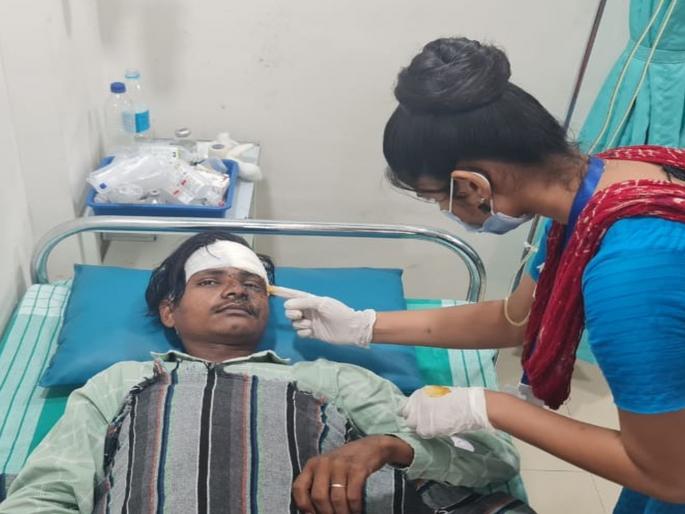 Young injured after falling into pit in Kalyan; Severe injury to eye, nose, lips | कल्याणमध्ये खड्डय़ात पडून तरुण जखमी; डोळा, नाक, ओठाला गंभीर दुखापत  Young injured after falling into pit in Kalyan; Severe injury to eye, nose, lips | कल्याणमध्ये खड्डय़ात पडून तरुण जखमी; डोळा, नाक, ओठाला गंभीर दुखापत