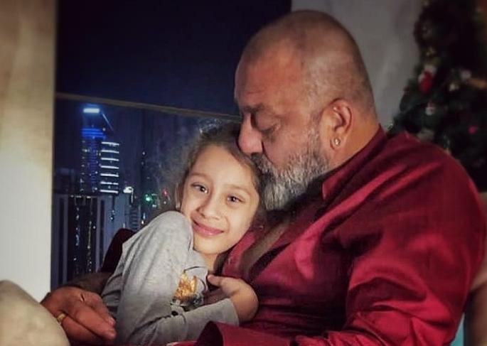 sanjay dutt turns 60 wants pension now | बाबा झाला ज्येष्ठ नागरिक; म्हणे,आता मलाही पेन्शन मिळणार ना? sanjay dutt turns 60 wants pension now | बाबा झाला ज्येष्ठ नागरिक; म्हणे,आता मलाही पेन्शन मिळणार ना?