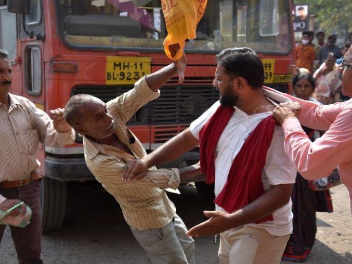 ST employee slaps passenger's at Akola Bus Stand | एसटी कर्मचाऱ्याने प्रवाशाच्या कानशिलात लगावली! ST employee slaps passenger's at Akola Bus Stand | एसटी कर्मचाऱ्याने प्रवाशाच्या कानशिलात लगावली!
