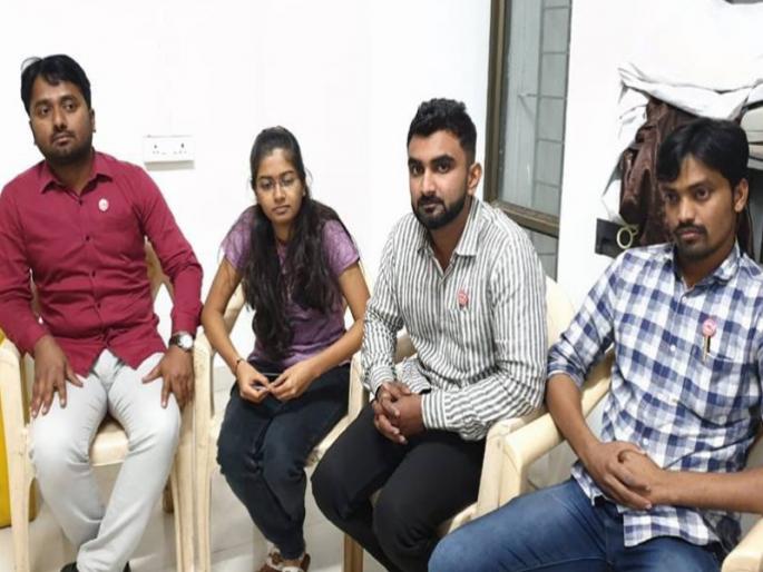 police took swabhimani vidharthi parishad students in custody for trying to stop cm's convey | मुख्यमंत्र्यांचा ताफा अडवणाऱ्या स्वाभिमनी विद्यार्थी परिषदेच्या कार्यकर्त्यांना पाेलिसांनी घेतले ताब्यात police took swabhimani vidharthi parishad students in custody for trying to stop cm's convey | मुख्यमंत्र्यांचा ताफा अडवणाऱ्या स्वाभिमनी विद्यार्थी परिषदेच्या कार्यकर्त्यांना पाेलिसांनी घेतले ताब्यात