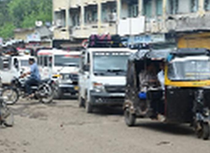 The summit reached the peak of traffic | बेशिस्त वाहतुकीने गाठला कळस