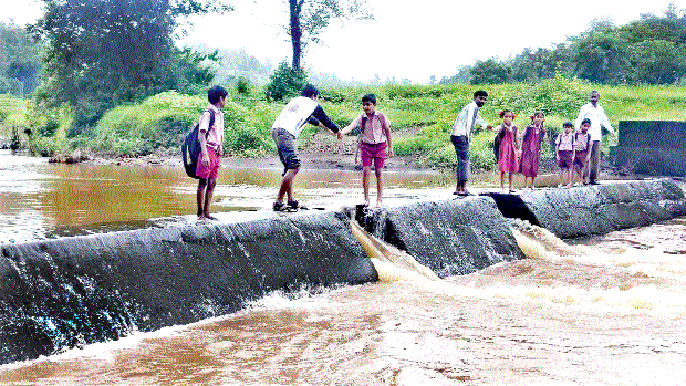 Student's fatal journey | विद्यार्थ्यांचा जीवघेणा प्रवास Student's fatal journey | विद्यार्थ्यांचा जीवघेणा प्रवास