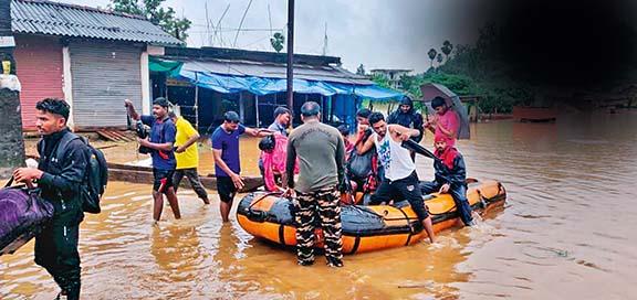 Heavy rain cuts off Bhamragad from the rest of the world.. A plight of adivasis.. | ना नोंद, ना मदत. Heavy rain cuts off Bhamragad from the rest of the world.. A plight of adivasis.. | ना नोंद, ना मदत.