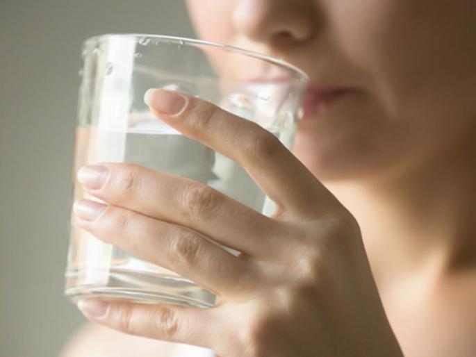 Woman addicted to drink urine says I love drinking my own urine taste like champagne | काय सांगता! एका दिवसात स्वत:ची ५ ग्लास यूरिन पिते ही महिला, कारण वाचून व्हाल अवाक्.... Woman addicted to drink urine says I love drinking my own urine taste like champagne | काय सांगता! एका दिवसात स्वत:ची ५ ग्लास यूरिन पिते ही महिला, कारण वाचून व्हाल अवाक्....