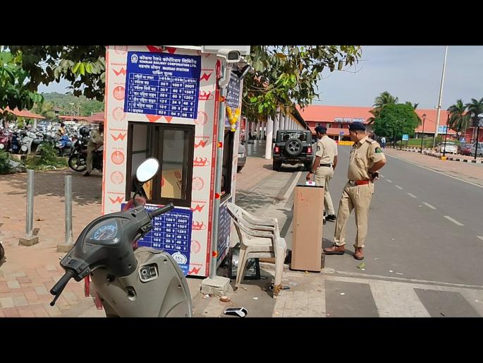 Taxi drivers who don't pay parking charges are beat up, Konkan railway station incident | पार्किंग शुल्क न देणाऱ्या टॅक्सी चालकास बदडले, कोकण रेल्वे स्थानकावरील प्रकार Taxi drivers who don't pay parking charges are beat up, Konkan railway station incident | पार्किंग शुल्क न देणाऱ्या टॅक्सी चालकास बदडले, कोकण रेल्वे स्थानकावरील प्रकार