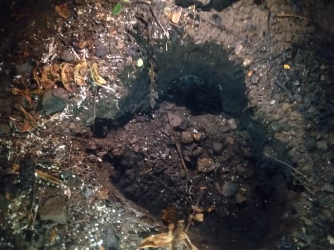 Due to lightning, a 2 feet pit fell at Umbraj | उंब्रजमध्ये वीज पडून दोन फूट खड्डा; पाहण्यासाठी लोकांची गर्दी Due to lightning, a 2 feet pit fell at Umbraj | उंब्रजमध्ये वीज पडून दोन फूट खड्डा; पाहण्यासाठी लोकांची गर्दी